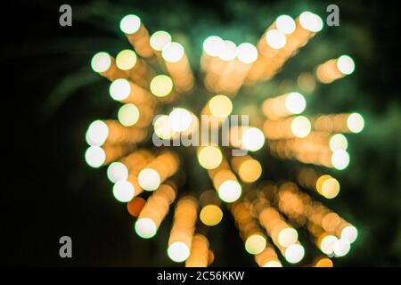 Bokeh puntini colorati sfondo nero e luci Foto Stock