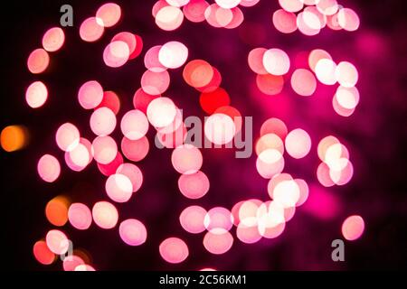 Bokeh puntini colorati sfondo nero e luci Foto Stock