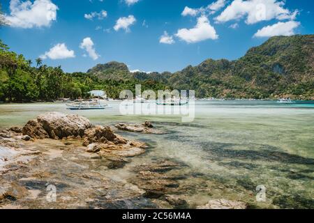 Isola di Palawan, Filippine. Costa vicino al villaggio di El Nido. Le barche da pesca riposano in una laguna d'acqua poco profonda. Esotica destinazione di viaggio vacanza. Foto Stock