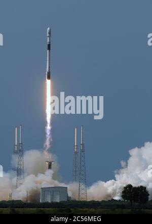 Cape Canaveral, Stati Uniti. 30 giugno 2020. Un razzo SpaceX Falcon 9 che porta il satellite di navigazione GPS III SV03 per la forza spaziale statunitense viene lanciato dal pad 40 alla stazione dell'aeronautica di Cape Canaveral. Questo è l'undicesimo lancio dell'anno per SpaceX. Credit: SOPA Images Limited/Alamy Live News Foto Stock