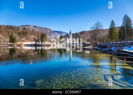 Chiesa di San Giovanni Battista e lago di Bohinj, Rib?ev Laz, alta Carniola, Parco Nazionale del Triglav, Slovenia Foto Stock