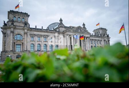 Berlino, Germania. 01 Luglio 2020. La bandiera tedesca ed europea sventolano al vento la mattina davanti all'edificio del Reichstag. La Germania assume la presidenza del Consiglio dell'Unione europea per sei mesi a partire dal 1° luglio 2020. Il tema principale della Presidenza dell'Unione europea sarà il superamento della pandemia di Corona e delle sue gravi conseguenze economiche. Credit: Kay Nietfeld/dpa/Alamy Live News Foto Stock