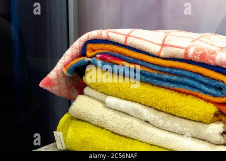 Una pila di asciugamani di spugna colorata dopo il lavaggio. Foto Stock
