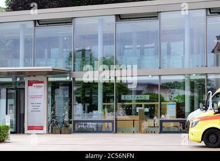 Potsdam, Germania. 25 Giugno 2020. L'ingresso all'ospedale St. Josefs Potsdam-Sanssouci. Credit: Soeren Stache/dpa-Zentralbild/ZB/dpa/Alamy Live News Foto Stock