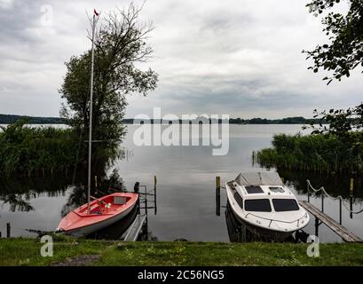 Potsdam, Germania. 25 Giugno 2020. Le barche sono ancorate sulla riva di Schlänitzsee, nel Brandeburgo. Credit: Paul Zinken/dpa-Zentralbild/ZB/dpa/Alamy Live News Foto Stock