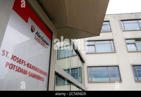 Potsdam, Germania. 25 Giugno 2020. L'ingresso all'ospedale St. Josefs Potsdam-Sanssouci. Credit: Soeren Stache/dpa-Zentralbild/ZB/dpa/Alamy Live News Foto Stock