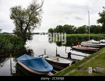 Potsdam, Germania. 25 Giugno 2020. Le barche sono ancorate sulla riva del Schlänitzsee nel Brandeburgo. Credit: Paul Zinken/dpa-Zentralbild/ZB/dpa/Alamy Live News Foto Stock