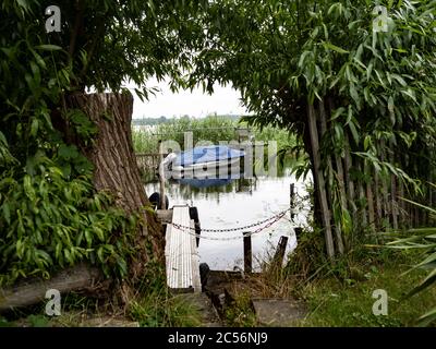 Potsdam, Germania. 25 Giugno 2020. Le barche sono ancorate sulla riva del Schlänitzsee nel Brandeburgo. Credit: Paul Zinken/dpa-Zentralbild/ZB/dpa/Alamy Live News Foto Stock