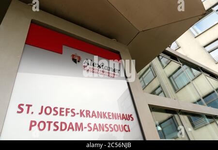 Potsdam, Germania. 25 Giugno 2020. L'ingresso all'ospedale St. Josefs Potsdam-Sanssouci. Credit: Soeren Stache/dpa-Zentralbild/ZB/dpa/Alamy Live News Foto Stock