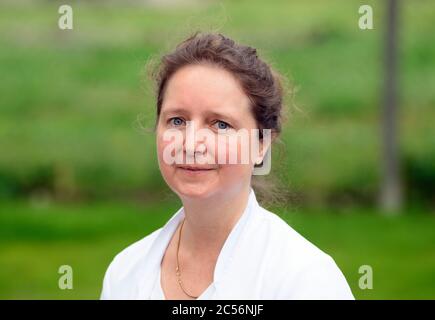 Potsdam, Germania. 25 Giugno 2020. Gesine Dörr, medico capo della Clinica di Medicina interna, presso l'Ospedale St. Josefs. Credit: Soeren Stache/dpa-Zentralbild/ZB/dpa/Alamy Live News Foto Stock