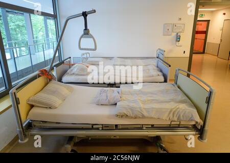 Potsdam, Germania. 25 Giugno 2020. I letti dei pazienti si trovano in un corridoio dell'ospedale St. Josefs di Potsdam-Sanssouci. Credit: Soeren Stache/dpa-Zentralbild/ZB/dpa/Alamy Live News Foto Stock