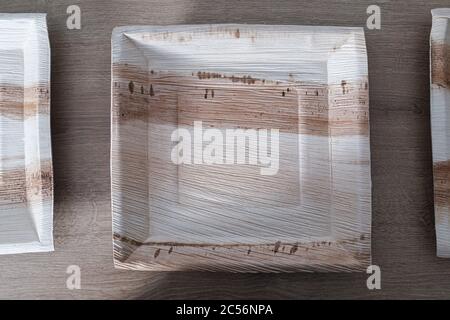 Piatto squadrato su una tessitura di legno Foto Stock