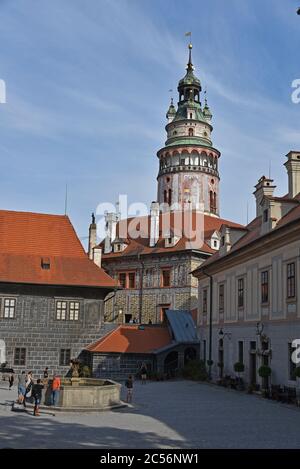 Europa, Repubblica Ceca, Boemia, Boemia del Sud, Krumau, Cesky Krumlov, forte con torre Foto Stock