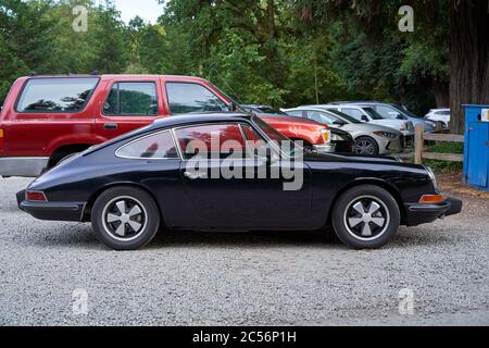 Auto Porsche 912 classica nera parcheggiata su un terreno di ghiaia nel parco regionale Riverfront fuori Windsor, California. Vista laterale completa. Foto Stock