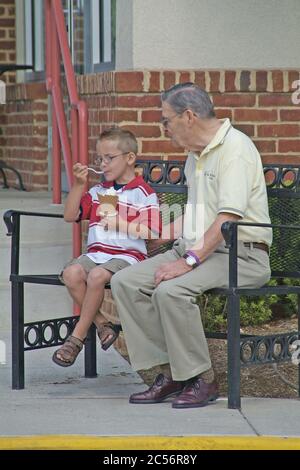 ST. CHARLES, STATI UNITI - 29 giu 2006: Nonno e nipote che si gustano insieme il gelato Foto Stock