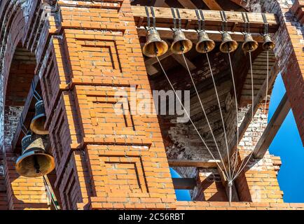 Campane nuove di zecca su un campanile di nuova costruzione. Foto Stock