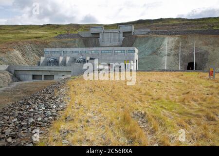 Centrale idroelettrica al Sultartangalon, un bacino del fiume Thjorsa sotto la dorsale montana Budarhals. Drenaggio dell'acqua dal Foto Stock