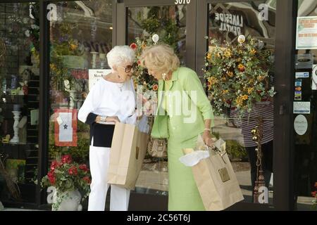 ST. CHARLES, STATI UNITI - 29 giu 2006: Donne anziane di cittadino fuori shopping insieme Foto Stock