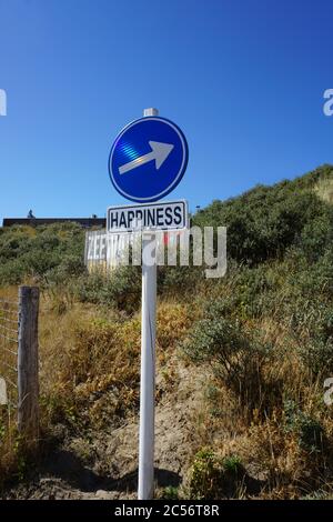 Immagine verticale del segno di felicità con la freccia destra nel campo Foto Stock