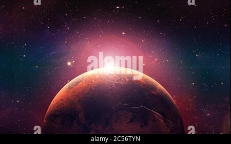 Marte il pianeta rosso. Tramonto su Mars. Pianeta rosso nello spazio pieno di stelle. Rendering 3D. Foto Stock