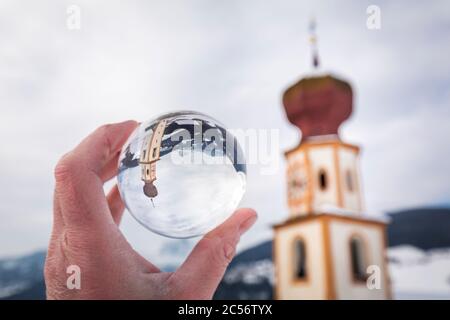 La chiesa alpina di San Giorgio in Pliscia / Plaiken in inverno visto attraverso una palla di cristallo, comune di Marebbe / Enneberg, Bolzano, Alto Adige, Sü Foto Stock