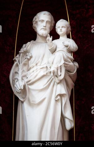San Giuseppe con Gesù salvatore scultura in marmo. Statua di San Giuseppe nella chiesa. Foto Stock