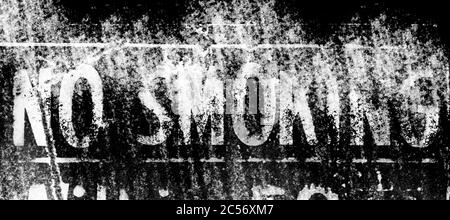 Astratto antico grunge sfondo panoramico. Cartello non fumatori. Disegno di segni e simboli astratti. Disegno su vecchia superficie grugnosa. Parete graffiata sporca Foto Stock