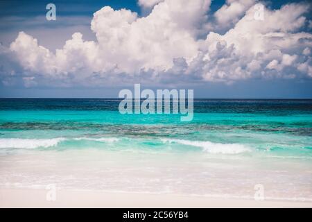 Spiaggia di sabbia, oceano blu e paesaggio bianco dell'isola di Mahe, Seychelles. Foto Stock