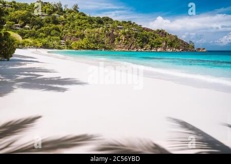 Una vuota spiaggia di sabbia esotica Petite Anse sull'Isola di Mahe, isole Seychelles. Vacanze estive. Foto Stock