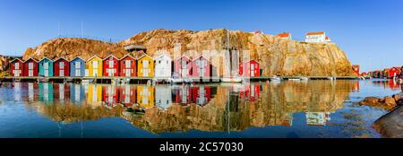 Case colorate di pescatori nel vecchio porto di Smogen, Svezia, Scandinavia Foto Stock