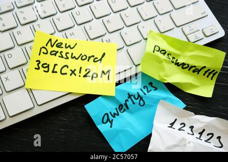 Nuove password complesse e deboli vicino alla tastiera. Foto Stock