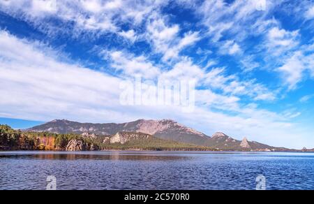 Natura maestosa del Kazakhstan concetto: Vista epica del lago Burabay con Okzhetpes rock all'alba nella stagione autunnale Foto Stock