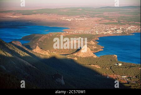 Natura maestosa del Kazakhstan concetto: Vista epica del lago Burabay con la roccia Okzhetpes dal punto più alto del monte Sinyuha al tramonto Foto Stock