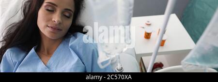 Bella ragazza dorme in clinica sotto contagocce Foto Stock