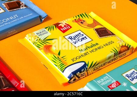 Zhytomyr, Ucraina 02 giugno 2020: Varietà di barrette di cioccolato Ritter Sport. Ritter Sport è stata fondata nel 1912 a Stoccarda-Bad Cannstatt, Germania Foto Stock