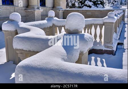 Neve fresca caduta sulla ringhiera decorativa nella stagione invernale; forme architettoniche moderne Foto Stock