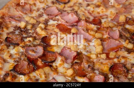 Barbecue pollo pizza closeup, pizza texture barbecue. Barbecue pollo pizza primo piano, barbecue pizza sfondo Foto Stock