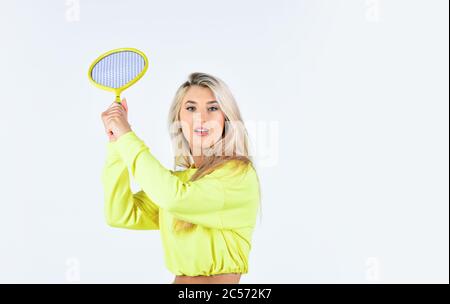 Spingiti al limite. Concentrati sulla palla a racchetta. Giocatore di tennis professionista. Tour mondiale di tennis. Pieno di successo. abbigliamento sportivo e attrezzature. Giocatore di tennis si prepara alla partita. Donna che gioca a tennis in campo. Foto Stock