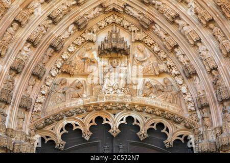 Batalha, Distretto di Leiria, Portogallo. Monastero di Santa Maria da Vitoria na Batalha. Particolare di figure scolpite all'ingresso principale. Il monastero Foto Stock