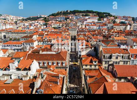 Lisbona, Portogallo. Lisbona, Portogallo. Vista alta sul quartiere Baixa a Castelo de Sao Jorge, il castello di San Giorgio. Foto Stock