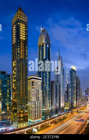 Antenna vista notturna dei grattacieli lungo la Sheikh Zayed Road a Dubai, Emirati arabi uniti Foto Stock