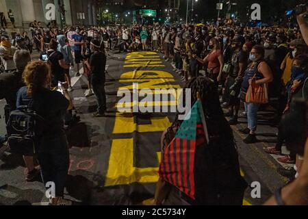 NEW YORK, NY - 30 GIUGNO 2020 : i manifestanti della materia Black Lives continuano a riunarsi al Municipio di Manhattan come parte del 'Defund NYPD' Foto Stock