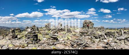 Piramidi di pietra sulla cima di Muen nel Parco Nazionale di Rondane, Norvegia Foto Stock