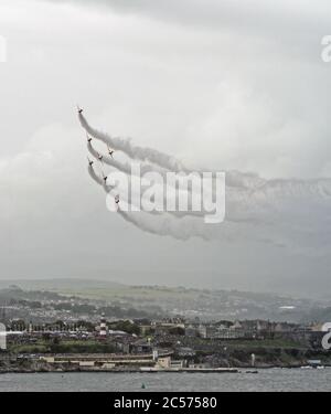 Frecce rosse mostrano la squadra su Plymouth in Armed Forces Day 30 giugno 2012. Reportage immagini da overcast giorno Foto Stock