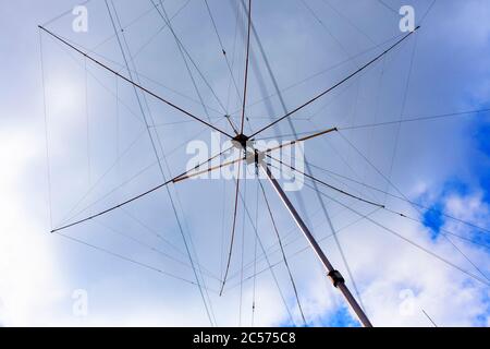 Antenna radio Ham alta (radio amatoriale) contro il cielo nuvoloso. Foto Stock