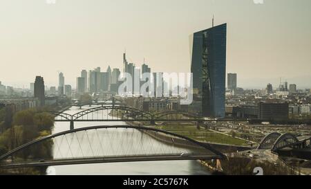 Il paesaggio urbano soleggiato di Francoforte e i ponti sul fiume meno, Germania Foto Stock