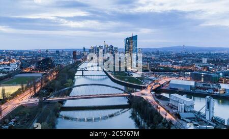 Paesaggio urbano di Francoforte al tramonto, Germania Foto Stock