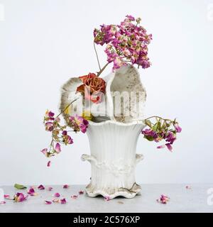 Bouquet di fiori in vaso bianco Foto Stock