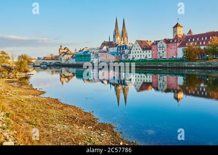 Vista del Ponte di pietra e della Cattedrale di Ratisbona sul Danubio, autunno, Ratisbona, Baviera, Germania, Europa Foto Stock