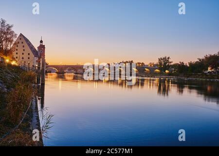 Vista del Ponte di pietra, autunno, Ratisbona, Baviera, Germania, Europa Foto Stock